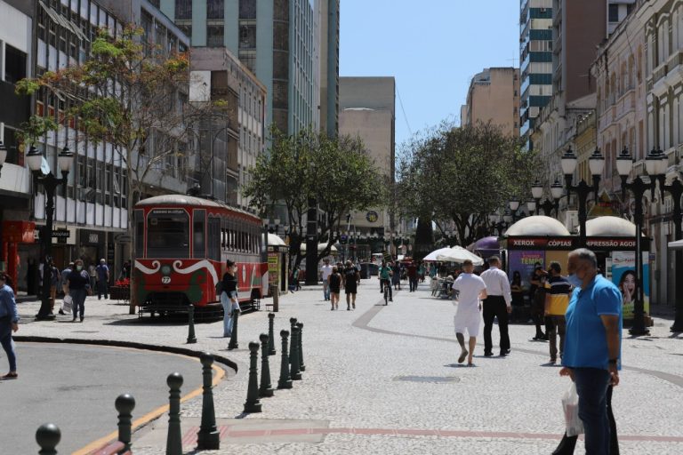 Audiência Pública debate flexibilização do horário do comércio em Curitiba