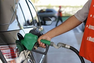 Litro de gasolina teve queda aproximada de R$ 0,50, em média, no Brasil