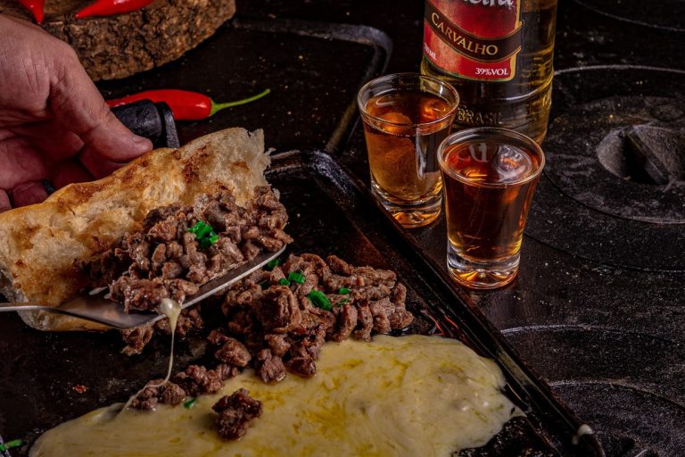 Pão de bêbado é destaque no cardápio de bar curitibano
