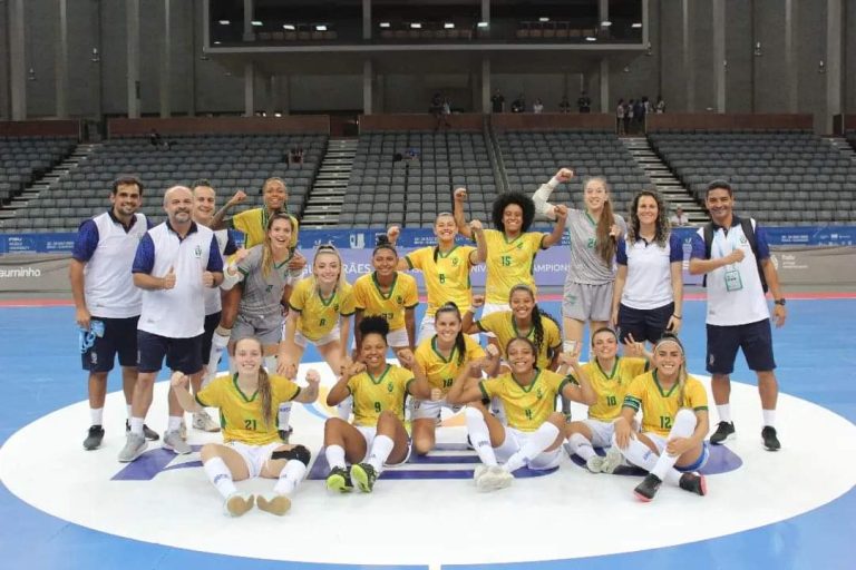 Técnico da Seleção Brasileira de Futsal Feminino participa de seminário em Curitiba