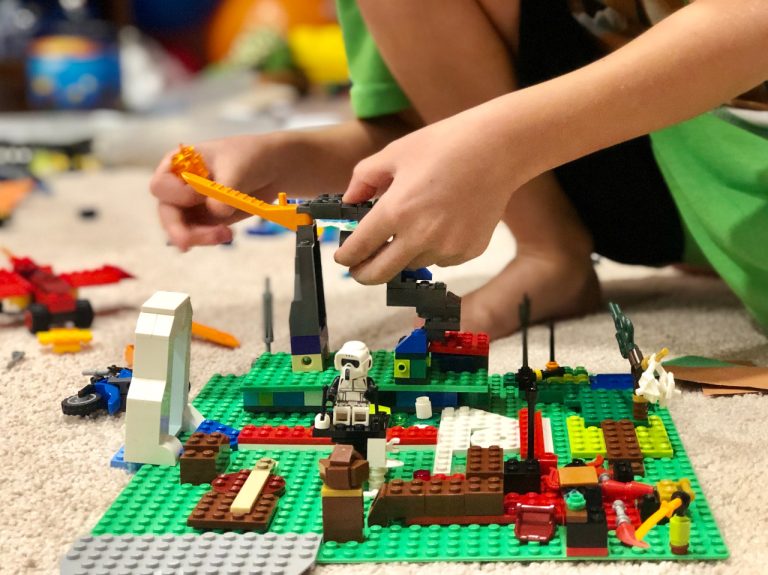 <strong>Escolas de Vitória recebem material de robótica LEGO® Education</strong>