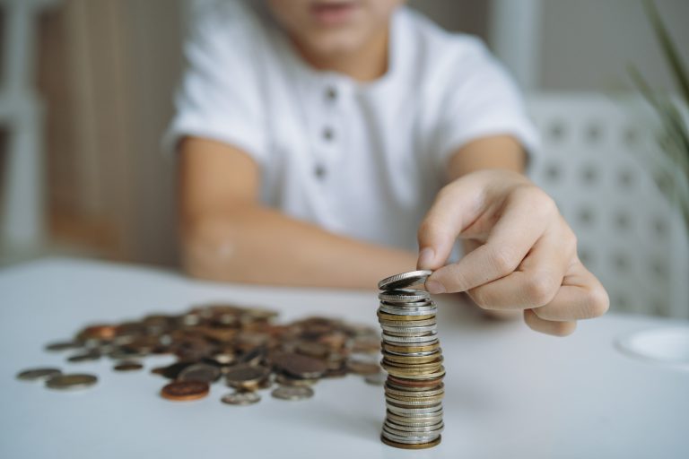 Cinco erros que pais cometem ao ensinar finanças aos filhos