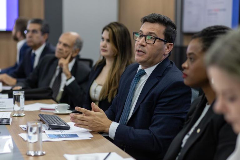“A luta por mudanças na modelagem do pedágio ou até por um novo modelo econômico avança”, afirma dep. Arilson após reunião com ministro em Brasília