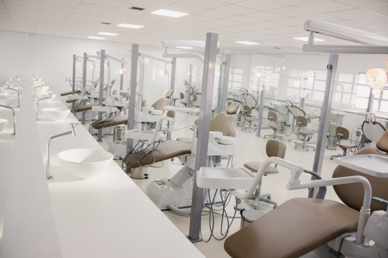 Universidade inaugura clínica escola de Odontologia para atendimento gratuito na região do Parolin