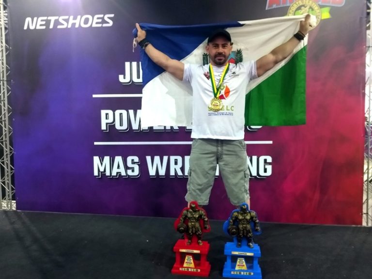 Júlio Ferraz é duplo campeão mundial de Power Bíceps no Arnold Classic South America