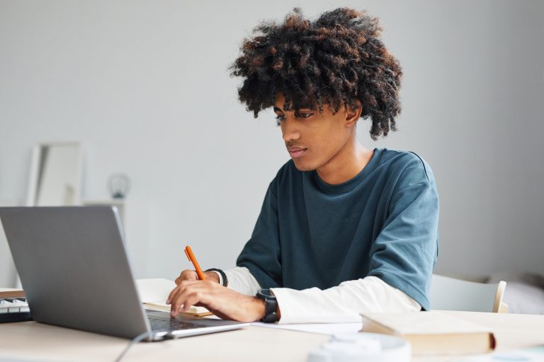 Qual o segredo dos estudantes aprovados no vestibular?