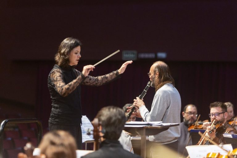 Orquestra Sinfônica do Paraná apresenta obra inédita em concerto regido pela maestra Mariana Menezes neste domingo