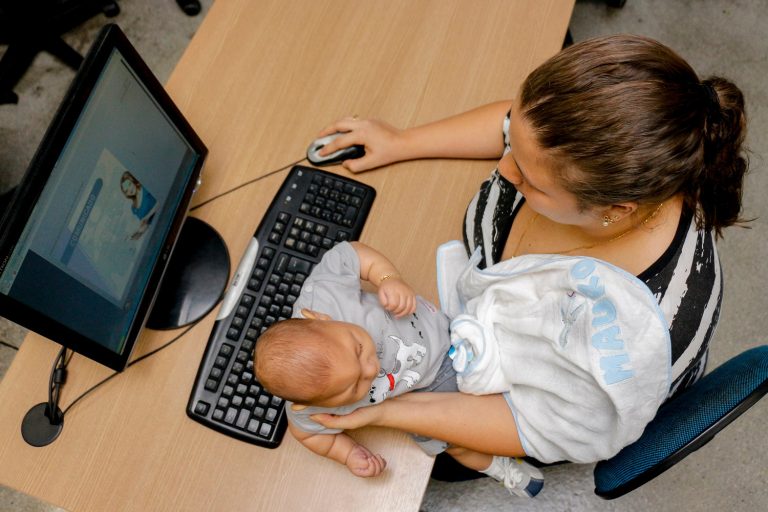 Projeto oferece cinco bolsas de graduação digital gratuitas para mães de crianças com doenças raras