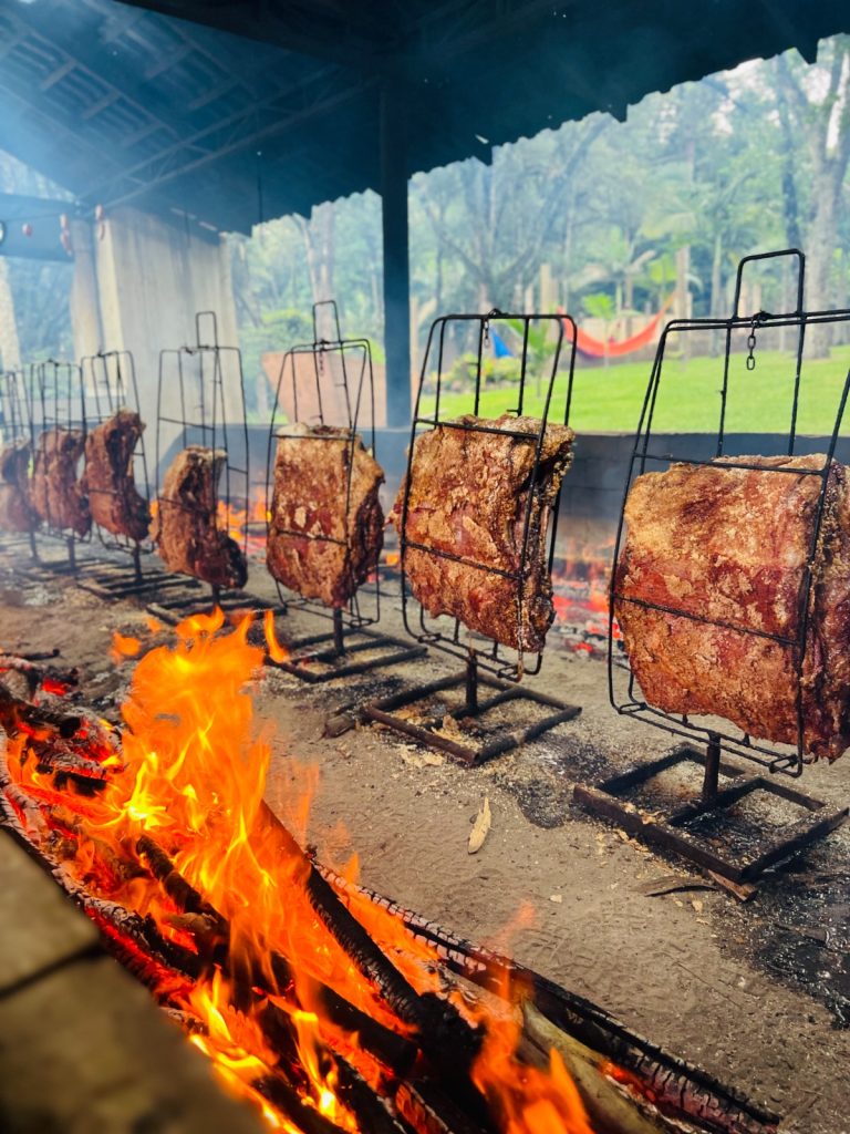 Conheça os segredos da premiada costela no fogo de chão da Chácara das Vaquinhas