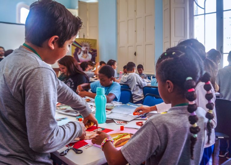 Projeto cultural gratuito realiza oficinas de colagem