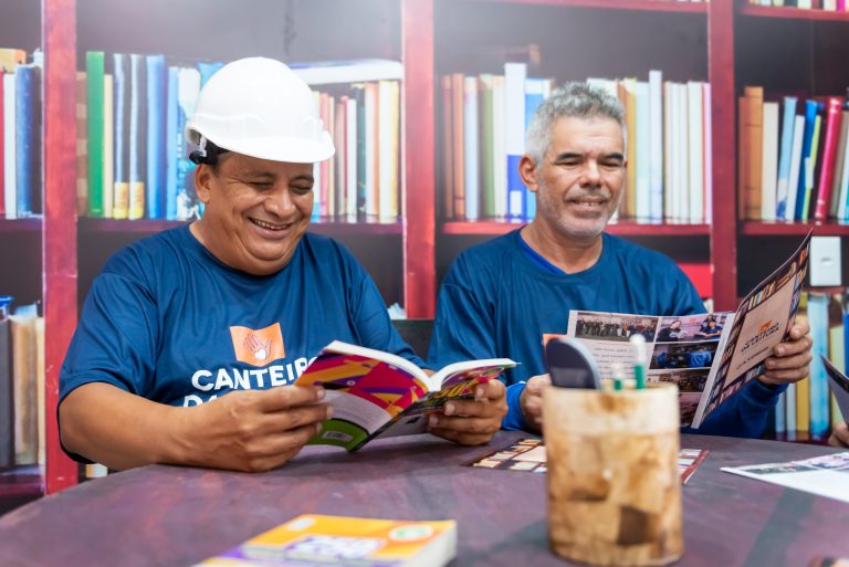 Edificação do conhecimento: projeto social incentiva leitura entre trabalhadores da construção civil