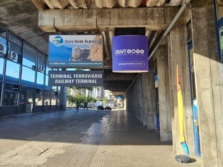 Ônibus parte de Curitiba com doações e turistas retidos pelas enchentes do Rio Grande do Sul