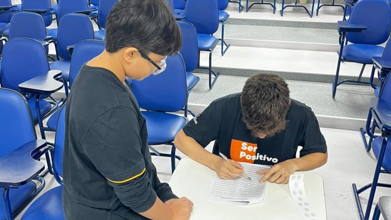 Estudantes vão às urnas para estimular cidadania e participação política