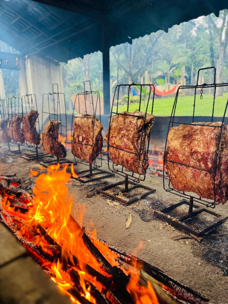 Dia dos Pais na Chácara das Vaquinhas terá costela no fogo de chão e carneiro no buraco