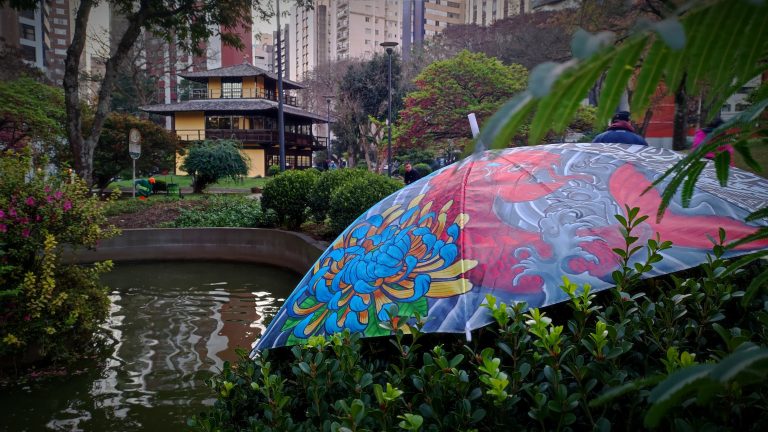 Guarda-chuvas tatuados invadem Curitiba neste domingo