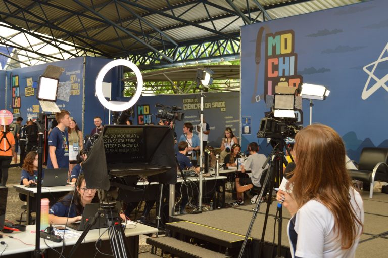 Feira de profissões gratuita reúne 10 mil estudantes em Curitiba