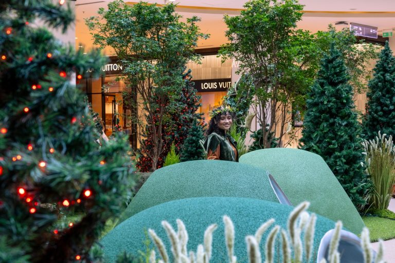 Pátio Batel desperta a magia e os sentidos com floresta encantada de Natal