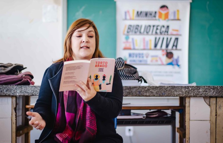 Professores e estudantes de Siqueira Campos recebem atividades para estimular a leitura