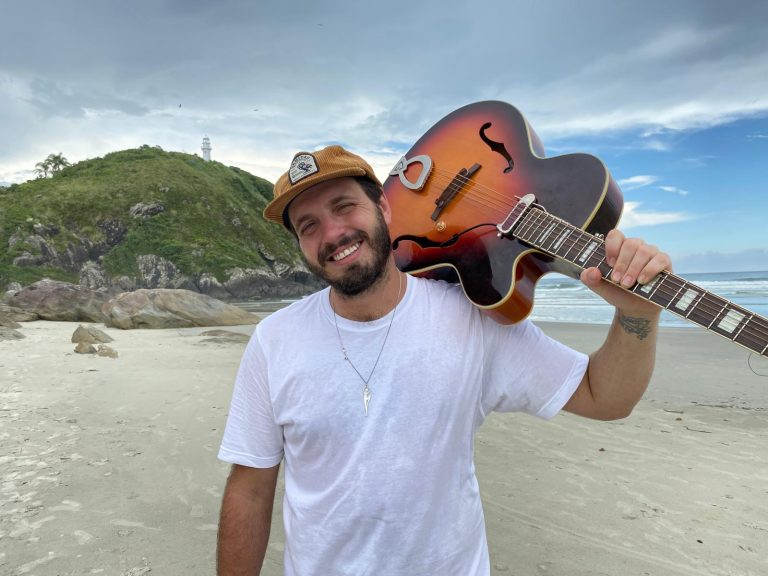 Thom LaFond faz novas apresentações na Ilha do Mel, após sucesso de público