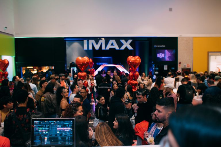 Cinema, pipoca, refrigerante e primeiro encontro: Sessão dos Solteiros reuniu 400 pessoas no Palladium Curitiba