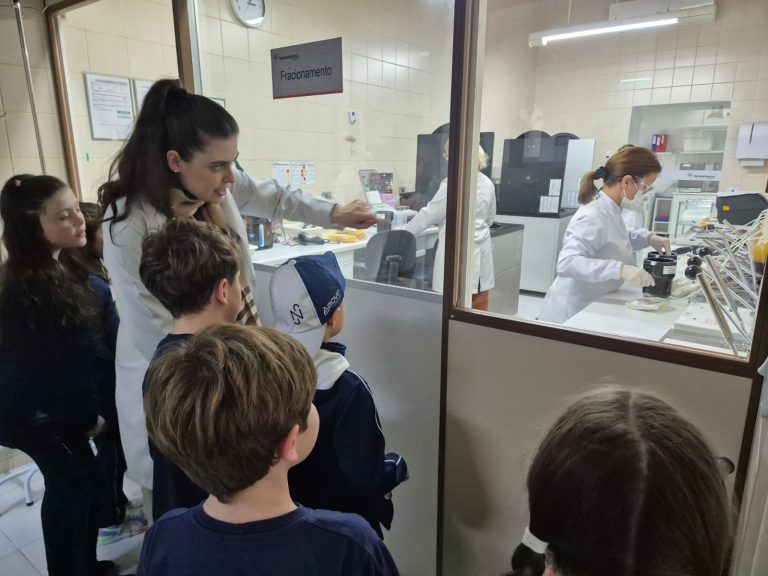 Crianças visitam Hemobanco de Curitiba e aprendem sobre a importância das doações de sangue e medula