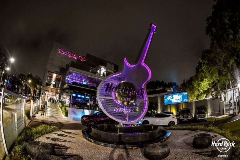 Hard Rock Cafe Curitiba celebra Dia dos Namorados com casamentos estilo Las Vegas