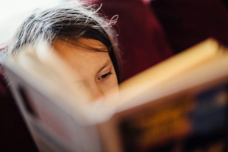 Leitura na infância impulsiona desenvolvimento, mas acesso a livros de qualidade ainda é desafio