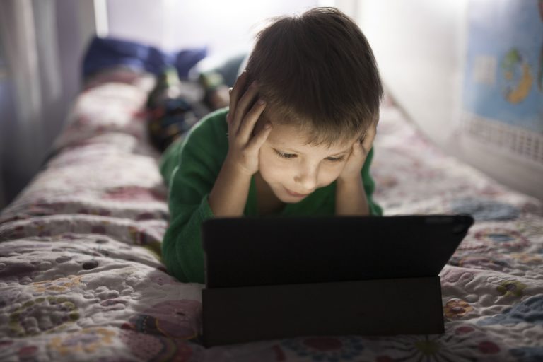 Ciberinfância em risco: como proteger crianças na era digital