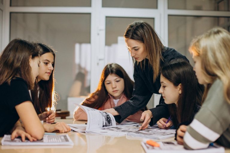 Jovens que buscam o primeiro emprego podem fazer cursos de graça em Curitiba