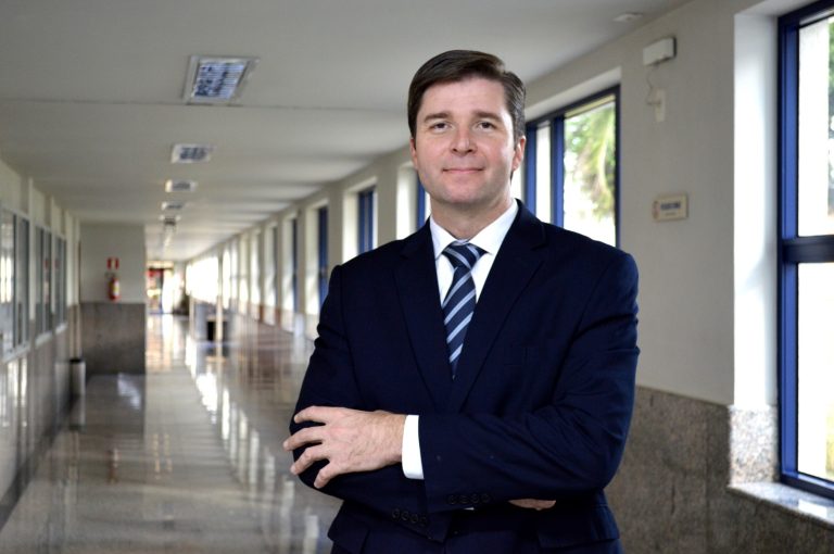 Como o uso excessivo da IA pode estar enfraquecendo a capacidade de pensar no trabalho