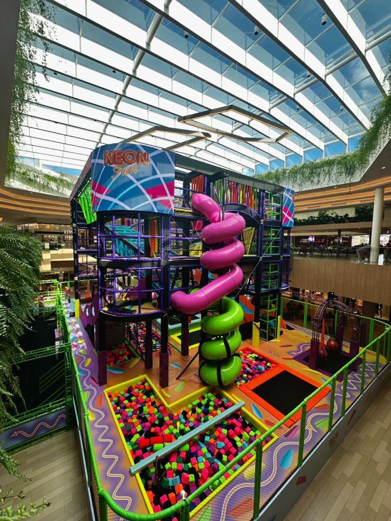 Arena Neon Fun realiza edição especial para crianças com TEA no Jockey Plaza Shopping