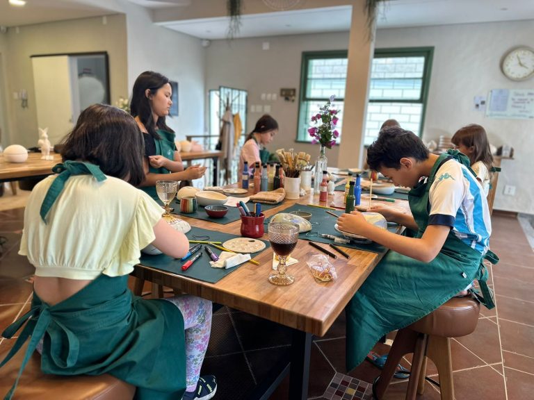 Férias escolares: imersão criativa no mundo da cerâmica para crianças e adolescentes
