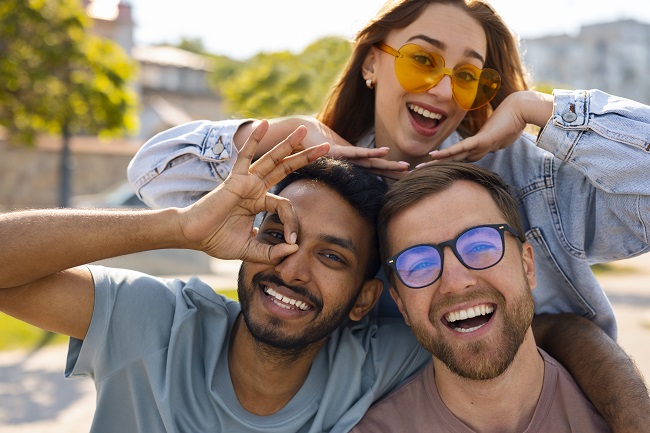 Dia da Amizade: saúde mental e emocional em alta com amigos