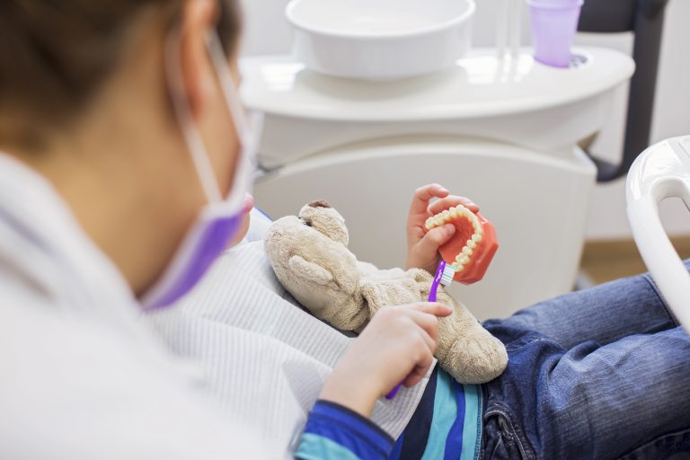 Julho Laranja: 6 dicas para cuidar do sorriso das crianças com apoio da Ortodontia moderna