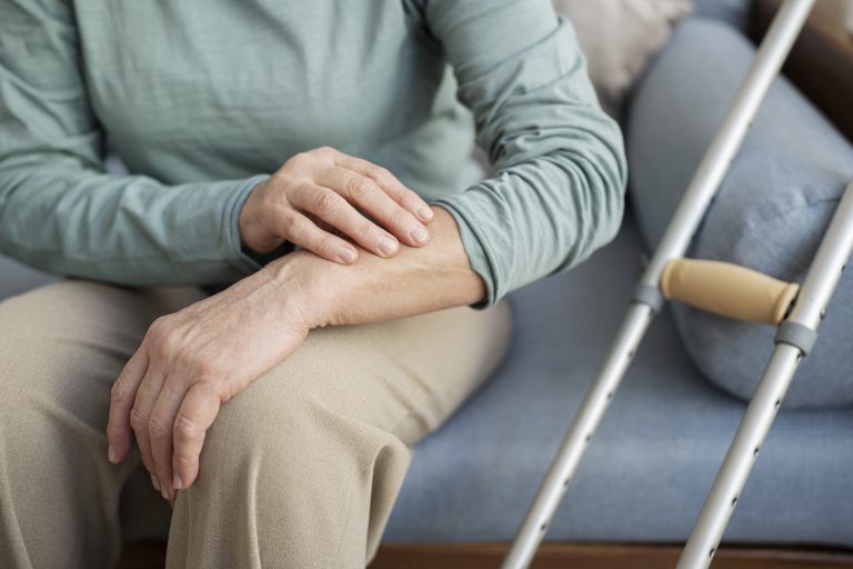 Rigidez muscular e articular: entenda por que o corpo “trava” mais no inverno