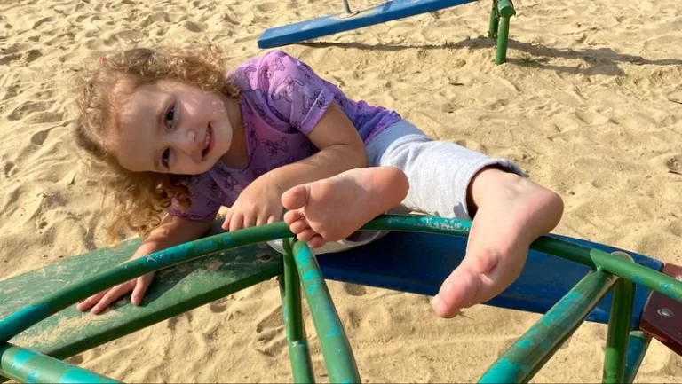 Condição rara leva família de Curitiba à China em busca de cirurgia para a filha de 4 anos