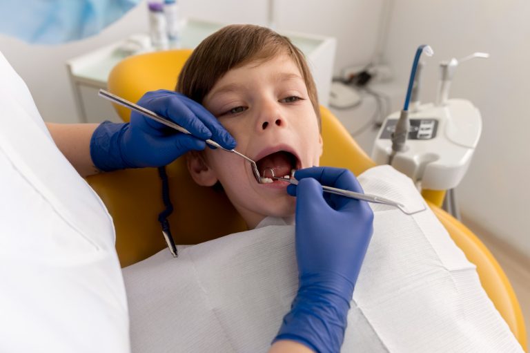UniCuritiba abre vagas para atendimento odontológico infantil e PcD