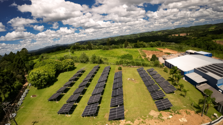 Painéis solares ajudam indústria de água do Paraná a economizar R$ 250 mil por ano em energia
