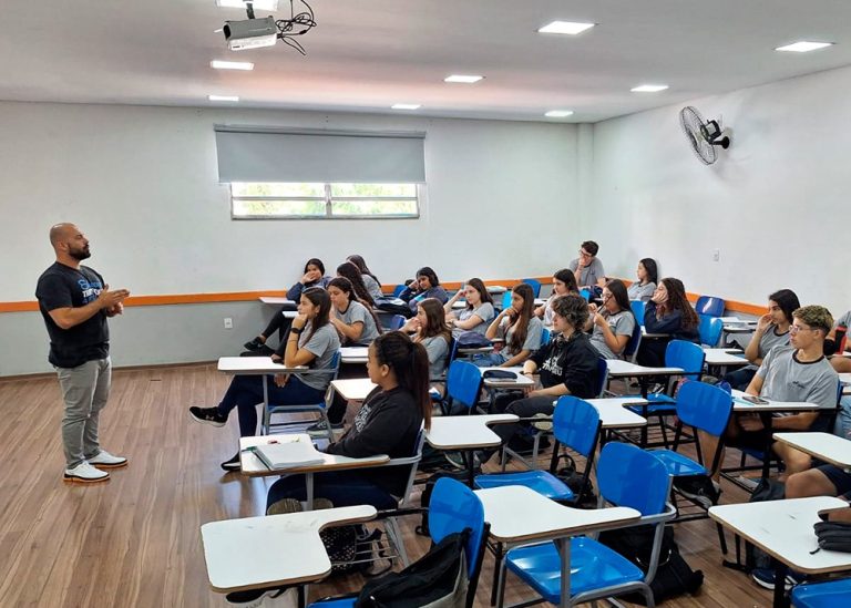Rede Apogeu conquista primeiro lugar na redação do Enem e prepara alunos do ensino público para exame