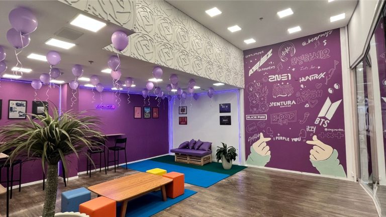 Cultura coreana ganha destaque no Ventura Shopping com K-Pop Club e quiosque com produtos típicos Cultura coreana ganha destaque no Ventura Shopping com K-Pop Club e quiosque com produtos típicos