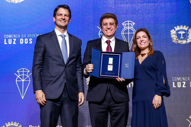 Fundador do Hospital INC é condecorado com a maior honraria de Curitiba