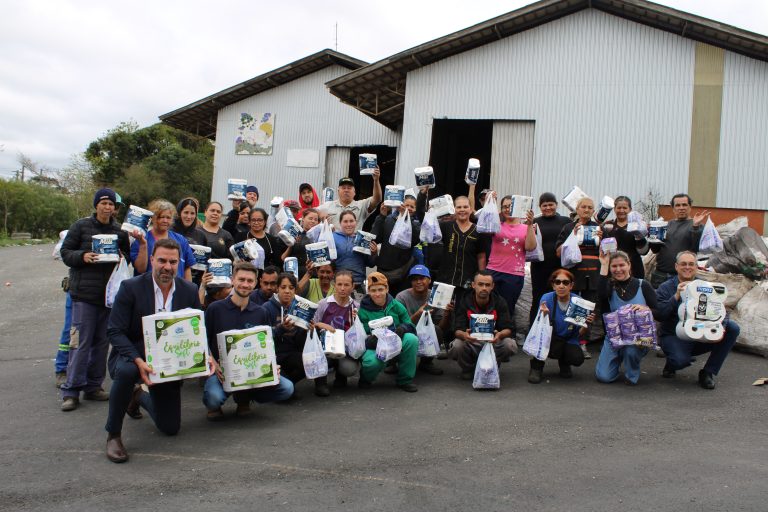 Projeto “As atitudes de hoje transformam o amanhã” realiza primeira entrega de produtos de higiene às associações de catadores
