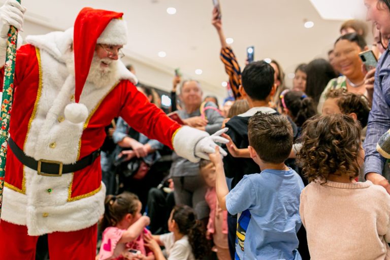 Jockey Plaza Shopping dá início à temporada de Natal com a chegada do Papai Noel e inauguração do Haras do Jotapê