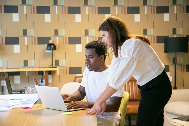 Primeiro emprego muda destino de jovens e desafia empresas a formar talentos