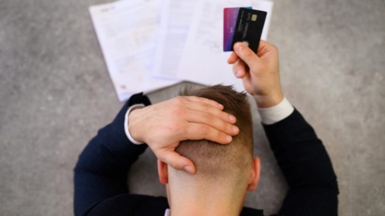 Apesar da queda, desemprego ainda é o principal fator para endividamento, revela pesquisa da Serasa