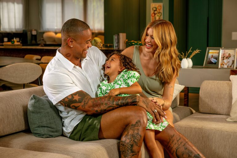 Léo Santana, Lore Improta e a pequena Liz estrelam nova campanha do Sicredi