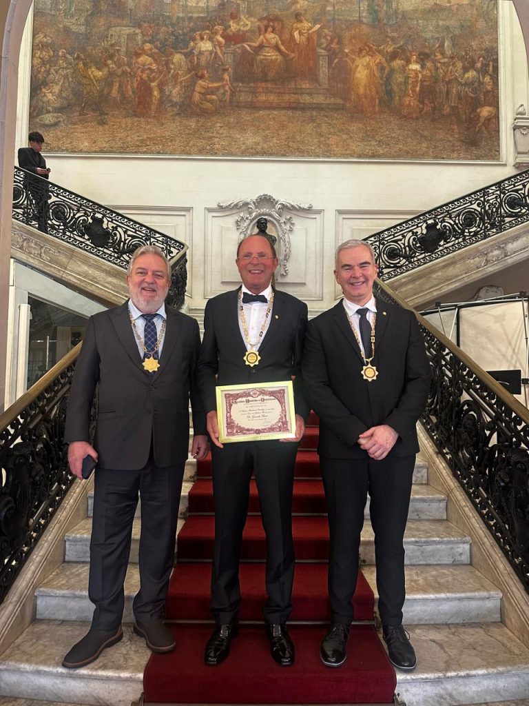 Academia Brasileira de Odontologia empossa Geninho Thomé, fundador da Neodent, como Acadêmico Honorário