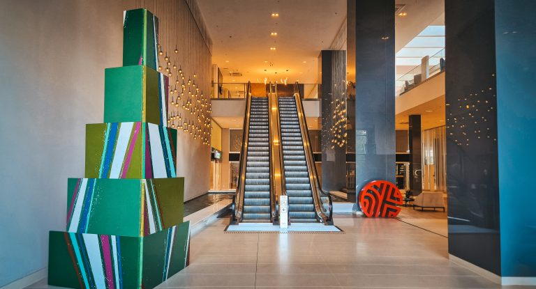 NH Collection Curitiba inaugura Árvore de Natal artística com obra conceitual