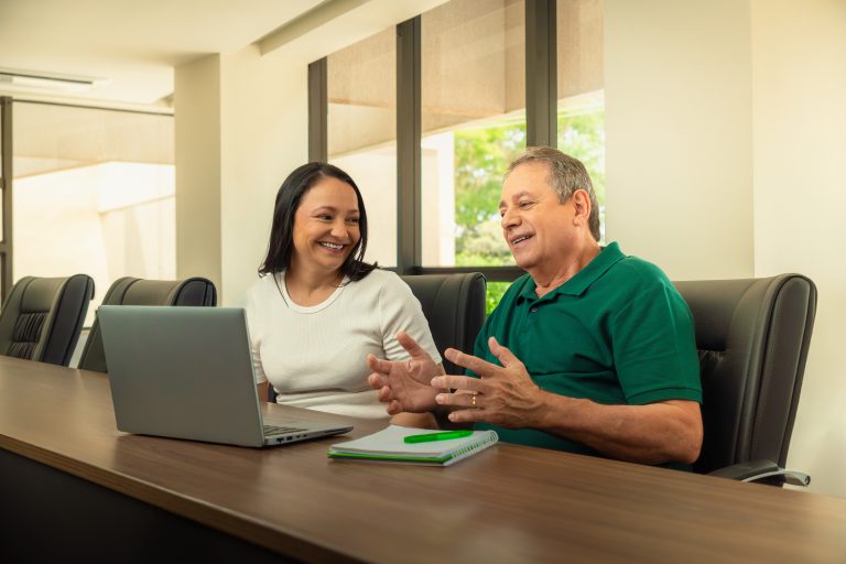 Orientação financeira: investir o 13º salário na previdência privada aumenta renda futura e pode ter benefício tributário na declaração do IR