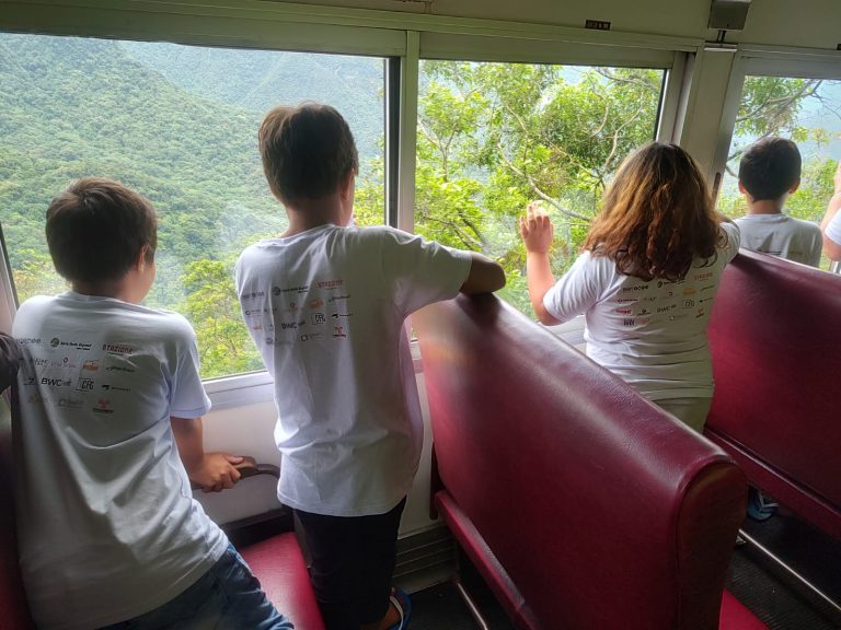 Trem do Natal leva 300 crianças para um dia especial na Serra do Mar Paranaense